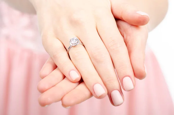 Een ring van goud zilver schoonheid van de hand van de vrouw Stockfoto