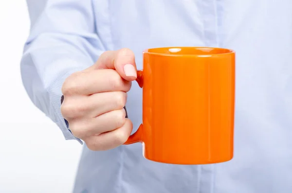 Mulher na mão caneca copo laranja — Fotografia de Stock