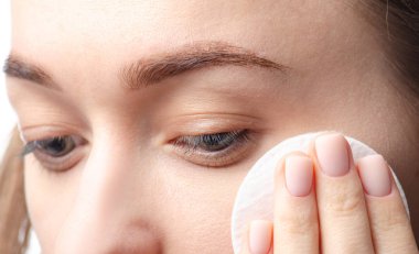 Kadın yüzü gözü yeşil pamuk yastık güzellik makro