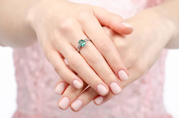 Mulher mão um anel de prata dourada com pedra verde beleza — Fotografia de Stock