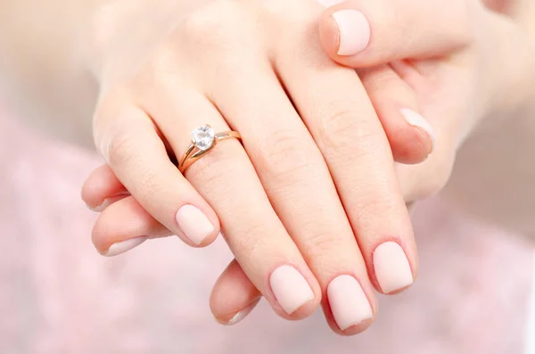 Mulher mão um anel de beleza de ouro — Fotografia de Stock