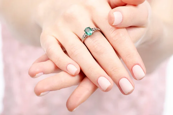 Mulher mão um anel de beleza de ouro — Fotografia de Stock