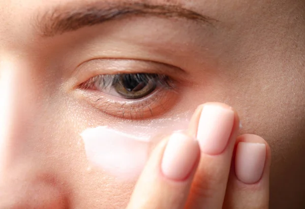 Crema facial femenina para ojos — Foto de Stock