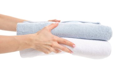 Yığın havlu beyaz elinde mavi