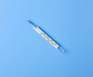 Termometre üzerinde mavi arka plan, üstten görünüm