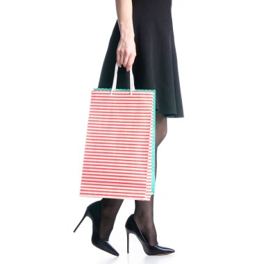 Kadın bacaklar siyah topuklu ayakkabı çanta paketi siyah etek moda gider