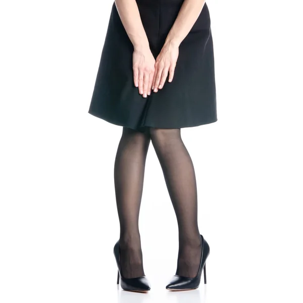 Gambe femminili in nero tacchi alti scarpe moda gonna nera — Foto Stock