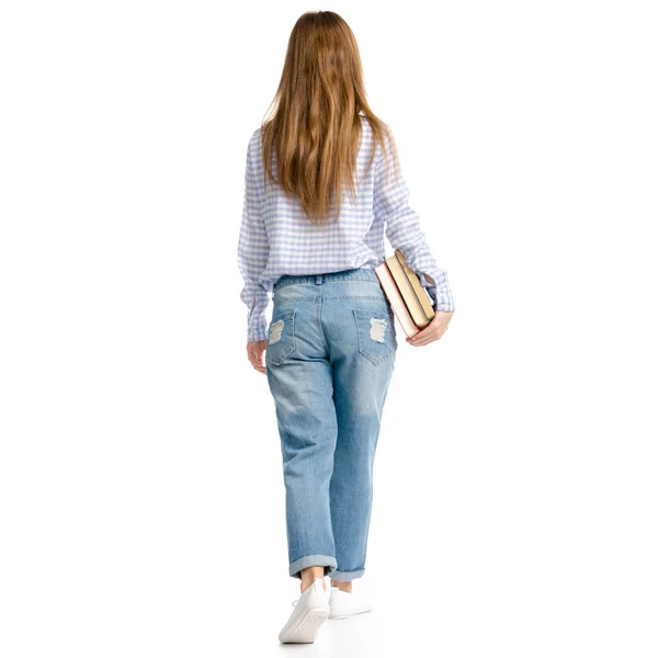 Donna in jeans blu e camicia con libri in mano va — Foto Stock