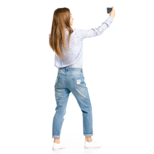 Vrouw in spijkerbroek en shirt smartphone selfie — Stockfoto
