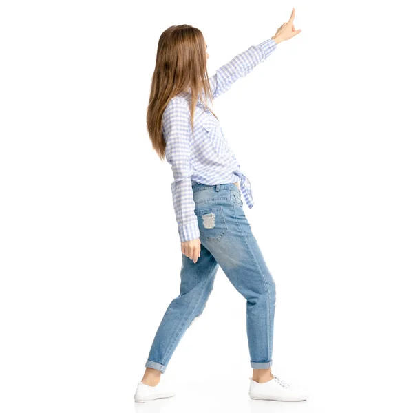 Женщина в синих джинсах и рубашке — стоковое фото