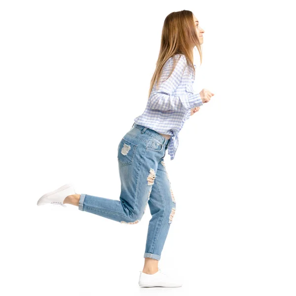 Woman in blue jeans and shirt goes run — Stock Photo, Image