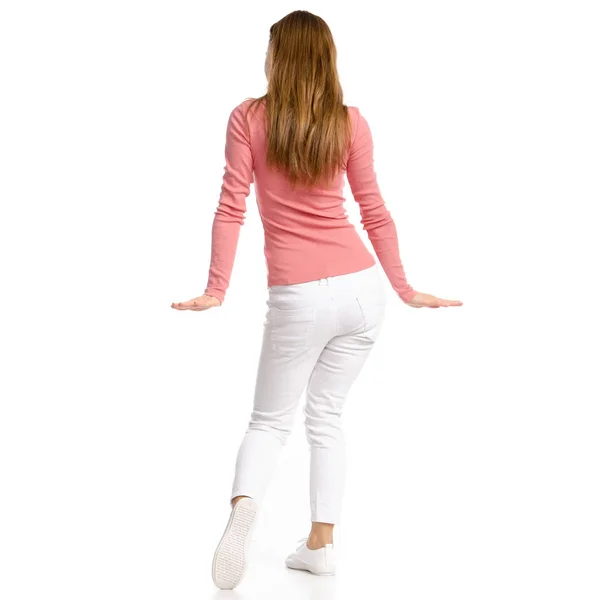 Женщина в белых джинсах и танцующая рубашка — стоковое фото