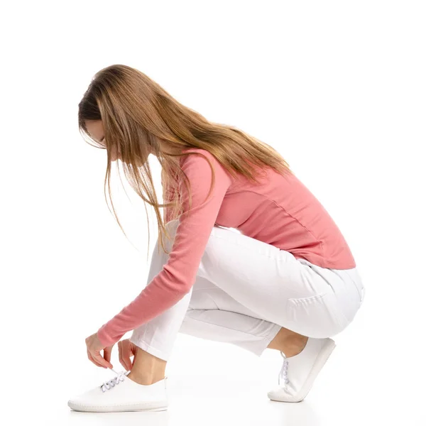 白のジーンズや靴ひもを結ぶシャツの女性 — ストック写真