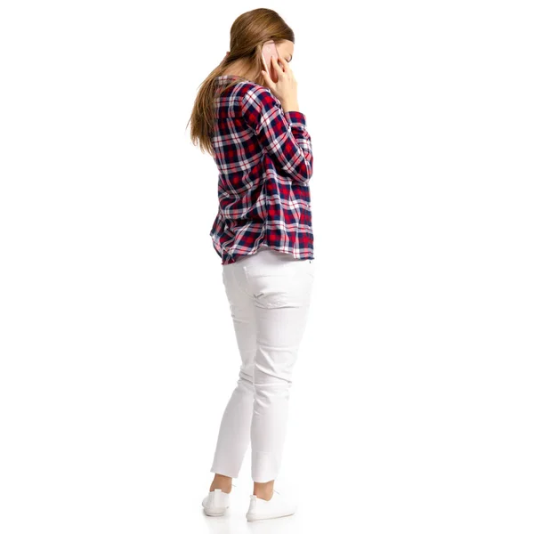 Mujer en jeans blancos y camisa hablando smartphone — Foto de Stock