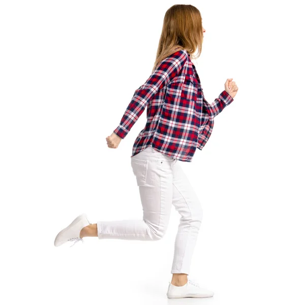 Mulher de jeans brancos e corrida camisa vai andando — Fotografia de Stock