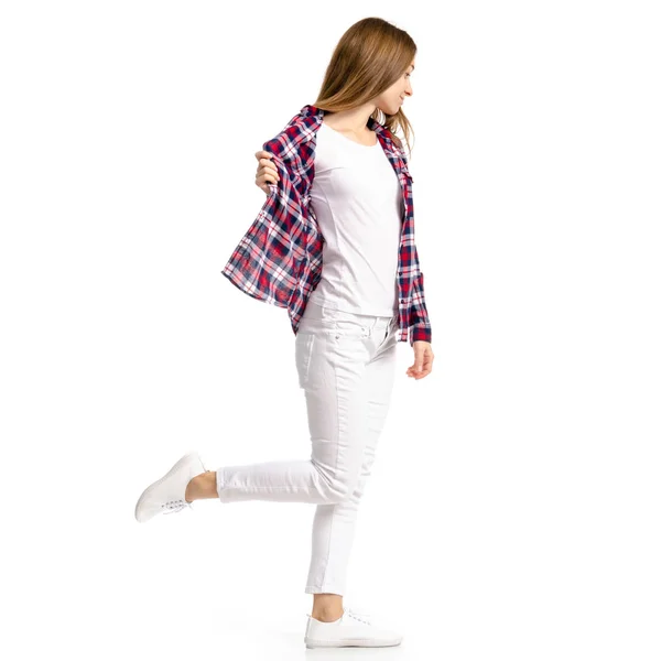 Frau in weißen Jeans und Hemd läuft zu Fuß — Stockfoto