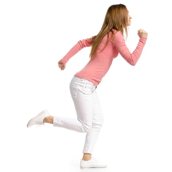 Mulher de jeans brancos e corrida camisa vai andando — Fotografia de Stock