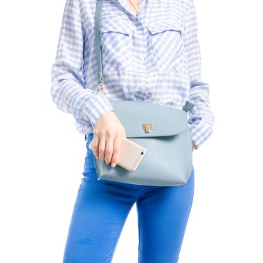 Kot pantolon ve mavi gömlek mavi çanta smartphone el makro içinde kadın