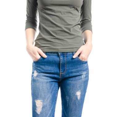 El kadın mavi kot pantolon ve yeşil gömlek cep makroda beyaz zemin yalıtımı hakkında