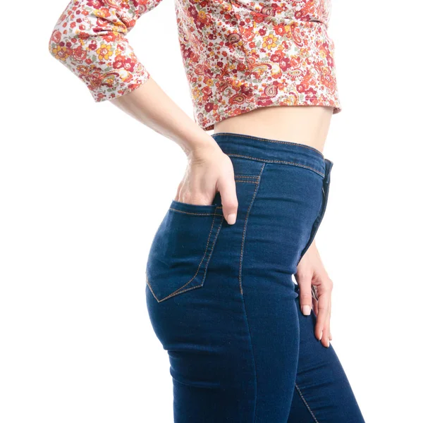 Mulher de jeans azul e camisa mão no bolso macro — Fotografia de Stock