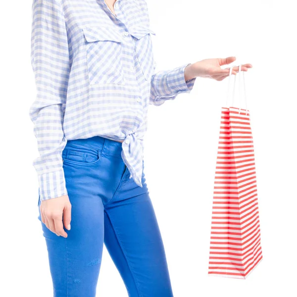 Donna in jeans e camicia blu borsa rossa confezione in mano moda acquisto vendita macro — Foto Stock