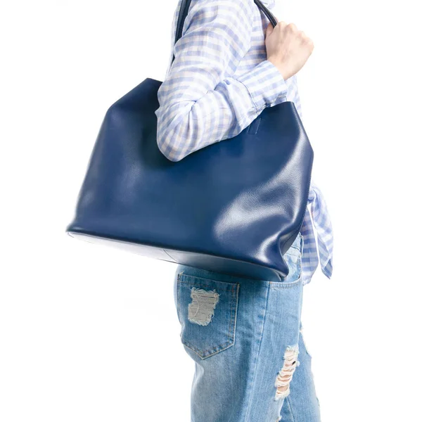 Nő a farmer és kék póló, kék táska kézzel makró — Stock Fotó