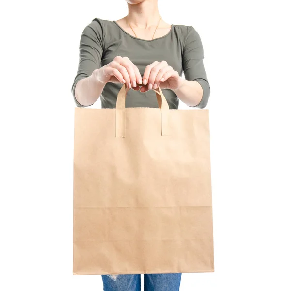 Mujer en jeans y camisa verde bolso paquete en la mano moda comprar venta macro — Foto de Stock