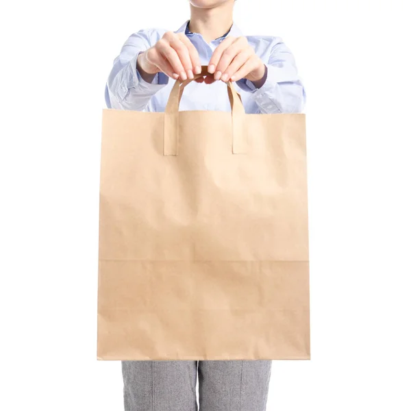 Žena v šedé kalhoty a modrou košili vaku balíček v rukou módní koupit prodej makra — Stock fotografie