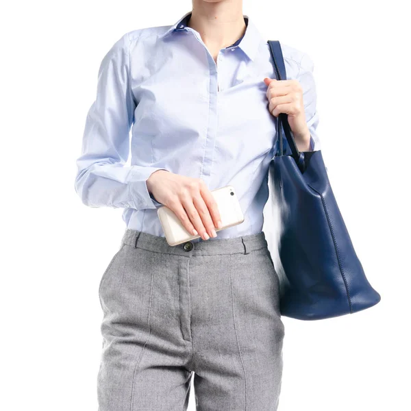 Γυναίκα σε γκρι παντελόνι και μπλε πουκάμισο μπλε τσάντα smartphone στο χέρι μακροεντολής — Φωτογραφία Αρχείου
