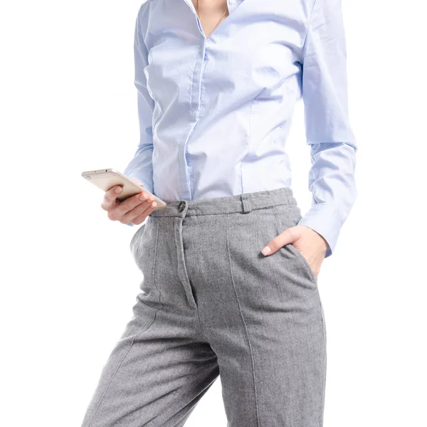 Kvinna i grå byxor och blå skjorta smartphone i handen makro — Stockfoto