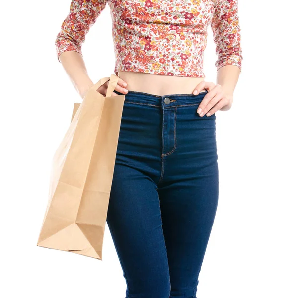 Женщина в джинсах и футболке пакет в руке моды купить продажи макрос — стоковое фото