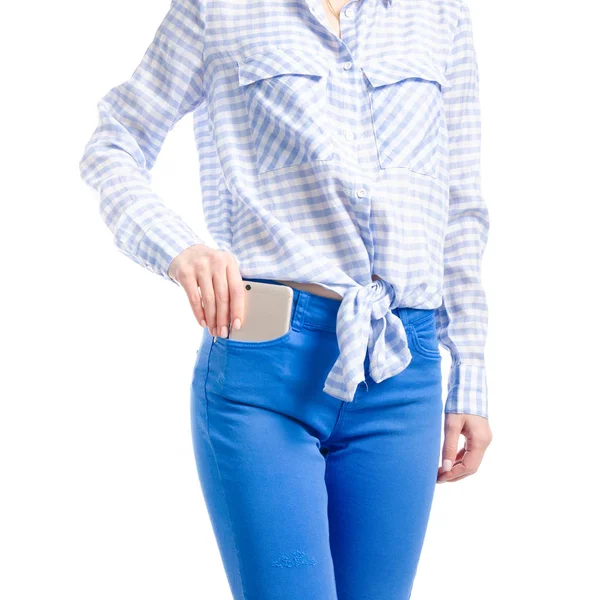Vrouw in jeans en blauwe shirt zet smartphone in zak macro — Stockfoto