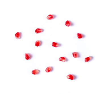 Nar kırmızı meyve beyaz arka planda, üstten görünüm