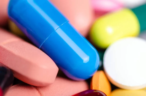 Πολύχρωμα χάπια κάψουλα ιατρικό φάρμακο φαρμακείο ναρκωτικών — Φωτογραφία Αρχείου