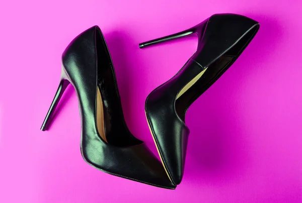 Чорні жіночі туфлі на високих підборах — стокове фото