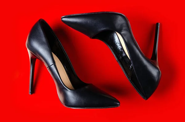 Zapatos de tacón alto femeninos negros — Foto de Stock