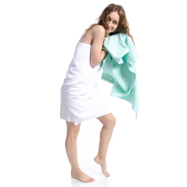 Mulher bonita em toalha branca toalhetes cabeça beleza corpo cuidado — Fotografia de Stock