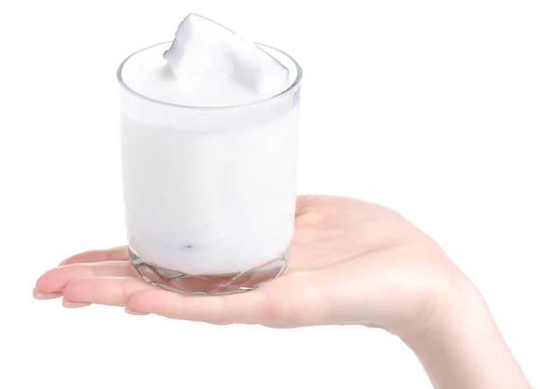 손에 코코넛 우유 한 잔 — 스톡 사진