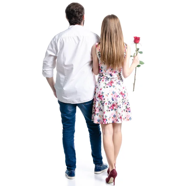 Hombre con mujer joven pareja flor rosa en la mano —  Fotos de Stock