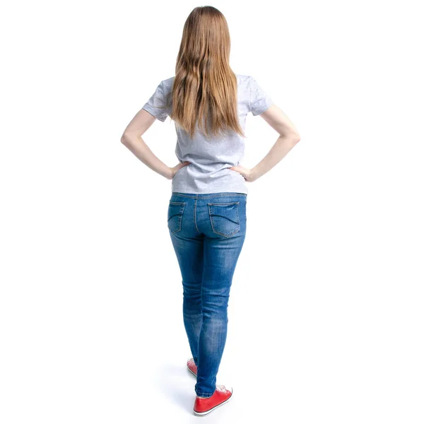 Женщина в джинсах стоит в футболке — стоковое фото
