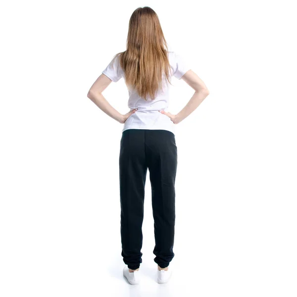 Женщина в черных штанах и белой футболке стоя — стоковое фото