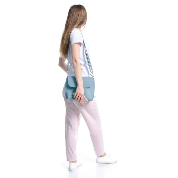 Camiseta mujer de color blanco con bolso azul smartphone en la mano — Foto de Stock