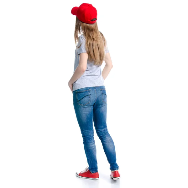 Donna in jeans cap rosso scarpe da ginnastica in piedi su sfondo bianco — Foto Stock