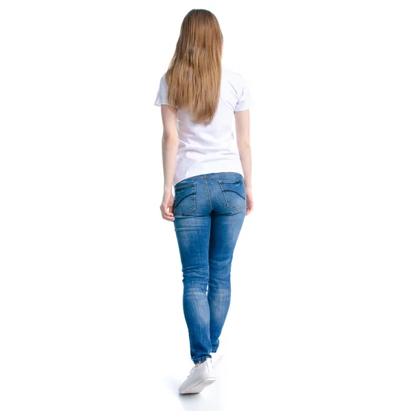 Donna in jeans e t-shirt bianca che cammina va — Foto Stock