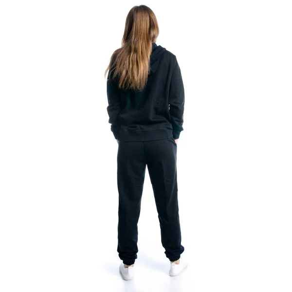 Donna in tuta nera cappuccio in piedi — Foto Stock