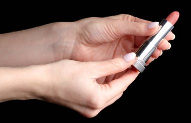 Siyah arka plan yalıtım el güzellik ruj