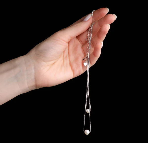 Cadeia de jóias de prata com pérolas na mão — Fotografia de Stock