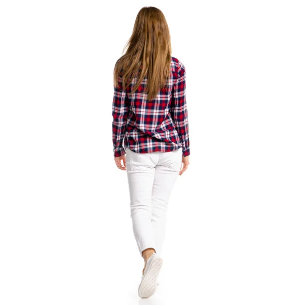 Donna in jeans bianchi e la corsa camicia va a piedi — Foto Stock