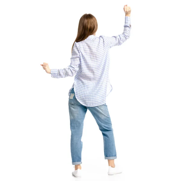 Женщина в синих джинсах и танцующая рубашка — стоковое фото