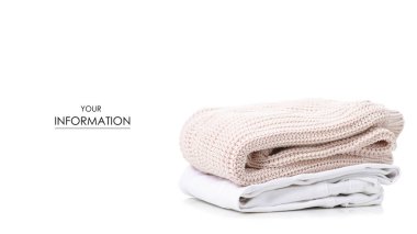 Yığın beyaz kot pantolon ve bej kazak modeli giyim